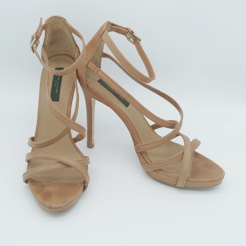 Super cute strappy heels!